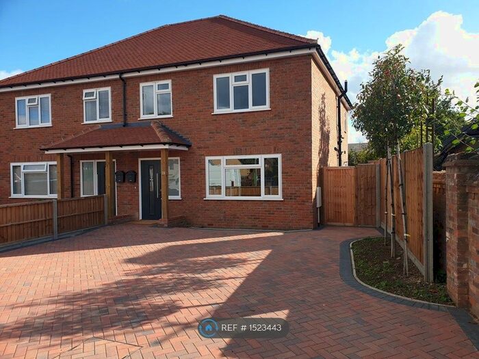 4 Bedroom Semi-Detached House To Rent In Markyate Road, Slip End, Luton, LU1
