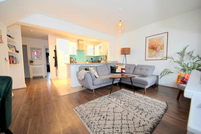 3 Bedroom Maisonette Flat To Rent In Tudor Way, Southgate N14