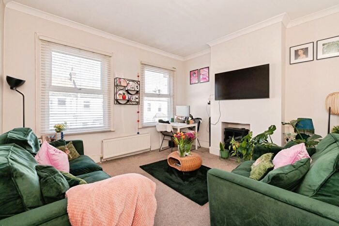 2 Bedroom Maisonette For Sale In South Avenue, Southend-On-Sea, Essex, SS2
