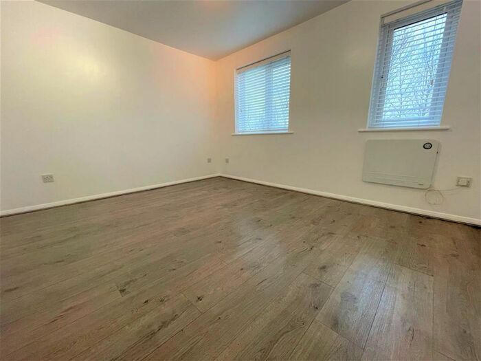 1 Bedroom Flat To Rent In Oakhill Road, Purfleet, RM19