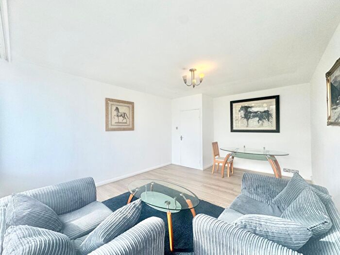2 Bedroom Flat For Sale In Keswick Road, London, SW15