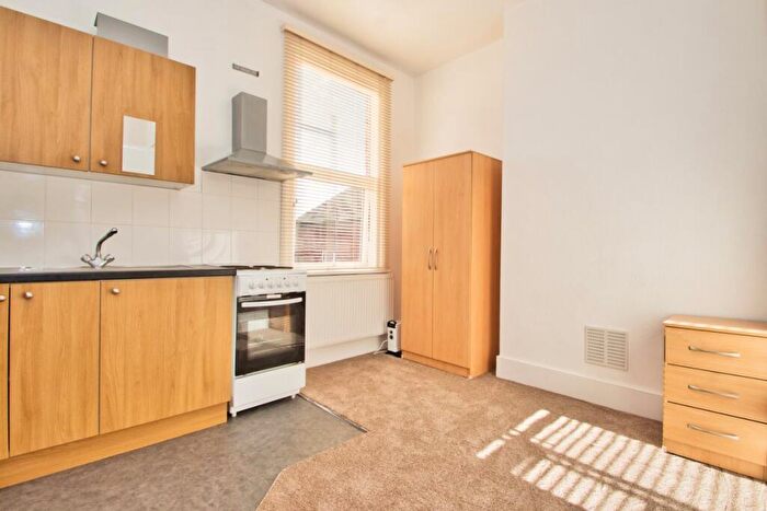 Flat To Rent In Richborough Road, Cricklewood, NW2