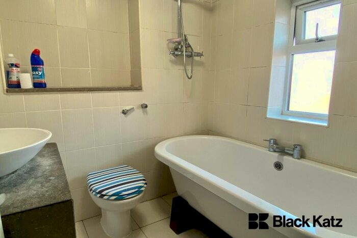 2 Bedroom Town House To Rent In Cadet Drive, London, SE1