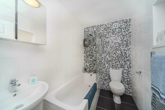 2 Bedroom Flat To Rent In Bear Road, Brighton, BN2