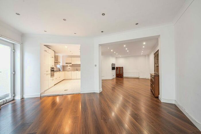 5 Bedroom Semi-Detached House To Rent In Ashley Lane, Hendon, London, NW4