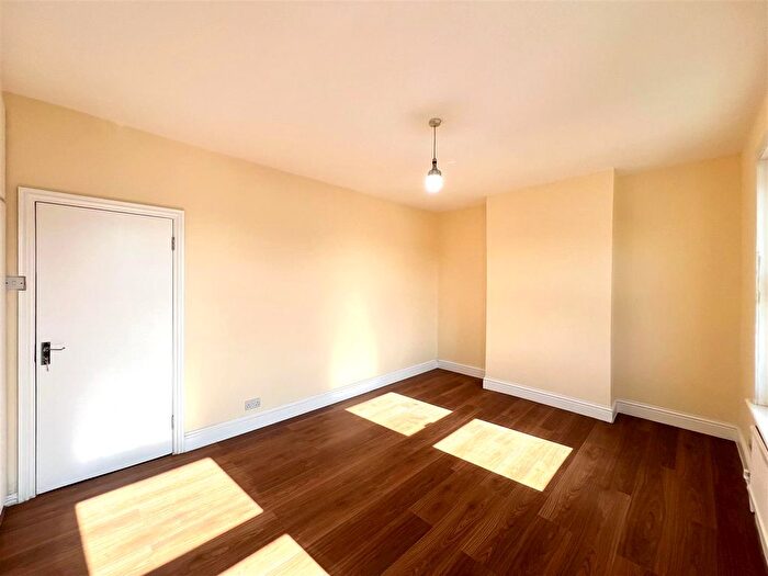 2 Bedroom Flat To Rent In Lea Bridge Road, London, E10