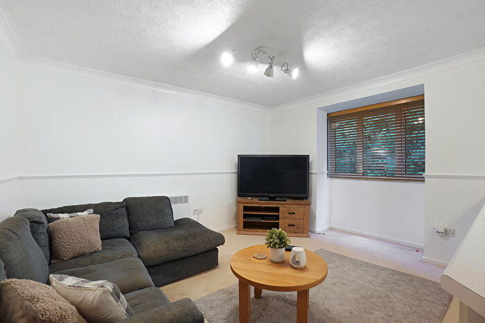 1 Bedroom Flat For Sale In Findlay Close, Gillingham, ME8