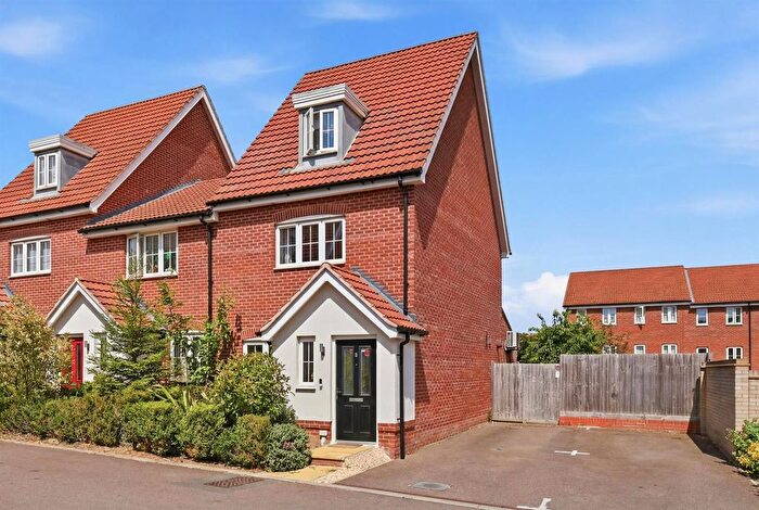 3 Bedroom End Terrace House For Sale In Foxglove Gardens, Chigwell, IG7
