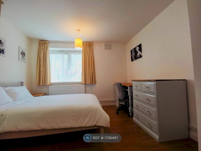 3 Bedroom Flat To Rent In South Street, Southsea, PO5