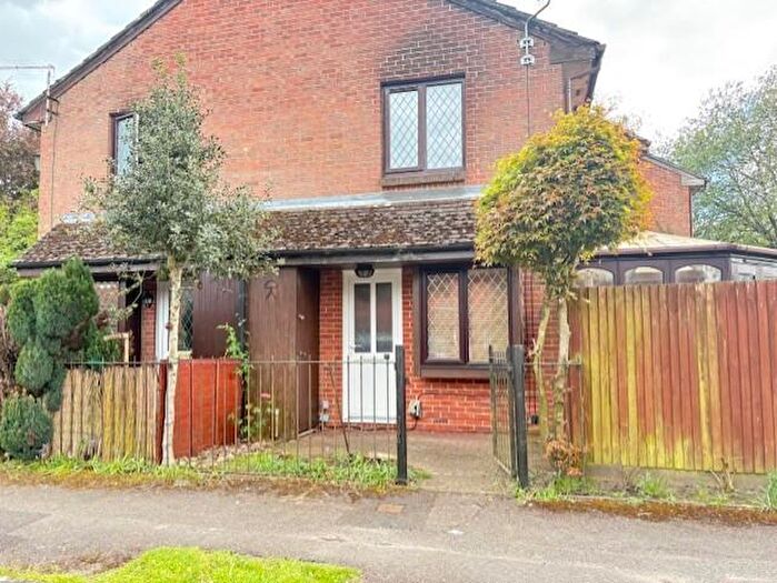 Semi-Detached House To Rent In Drum Mead, Petersfield., GU32