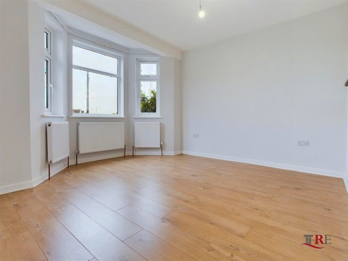 1 Bedroom Flat To Rent In North Circular Road, London, NW10