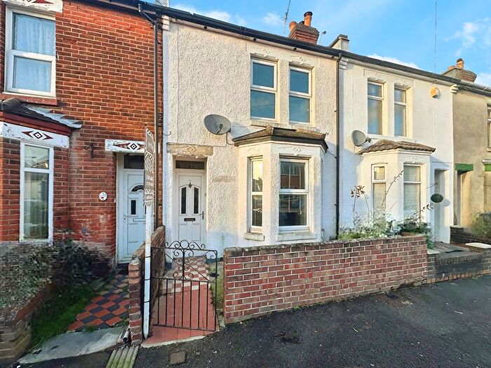 3 Bedroom Terraced House For Sale In Grove Road, Southampton, SO15