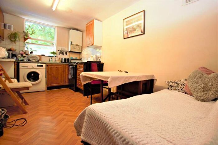 2 Bedroom Flat To Rent In Cranbrook Park, Wood Green, N22