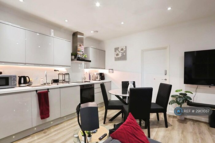 2 Bedroom Flat To Rent In County Road, Swindon, SN1