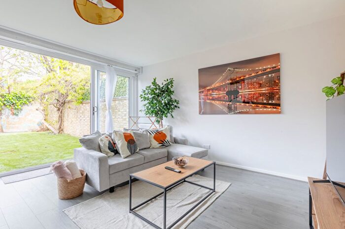 3 Bedroom Flat To Rent In Elton Place, London ., N16