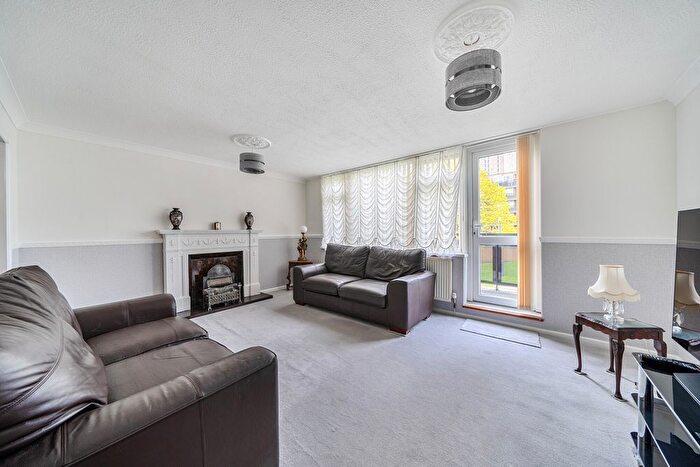 4 Bedroom Maisonette For Sale In Marden Square, London, SE16