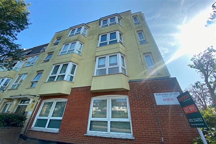 1 Bedroom Flat To Rent In Bedroom Top Floor Flat In Westcliff On Sea, SS0