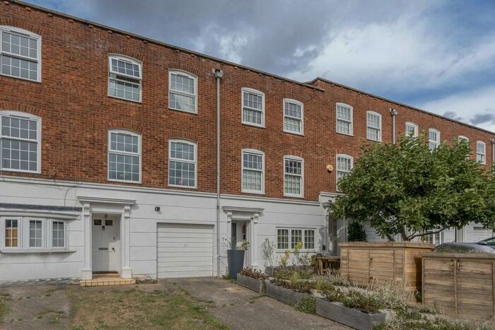 4 Bedroom Property To Rent In Regal Close, London, W5