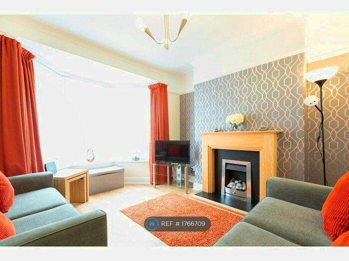 3 Bedroom Semi-Detached House To Rent In Roundhay Mount, Leeds, LS8