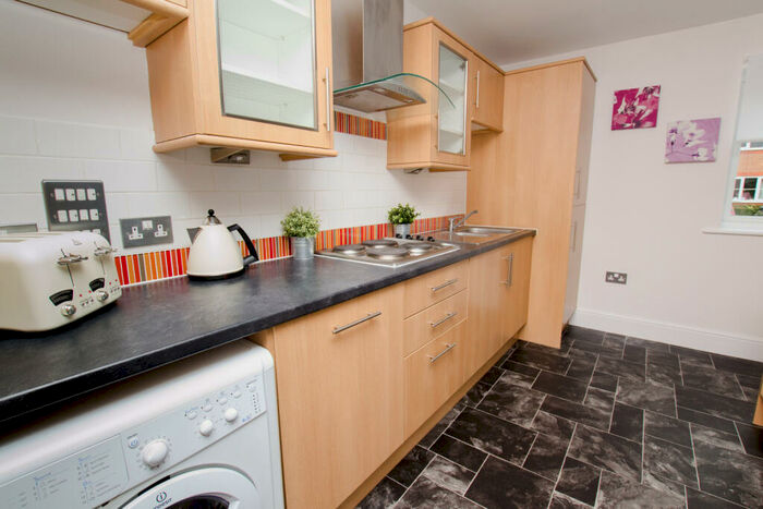 1 Bedroom Flat To Rent In Town Mead, RH11