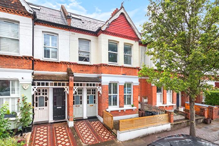 3 Bedroom Flat To Rent In Oakmead Road, Balham, SW12