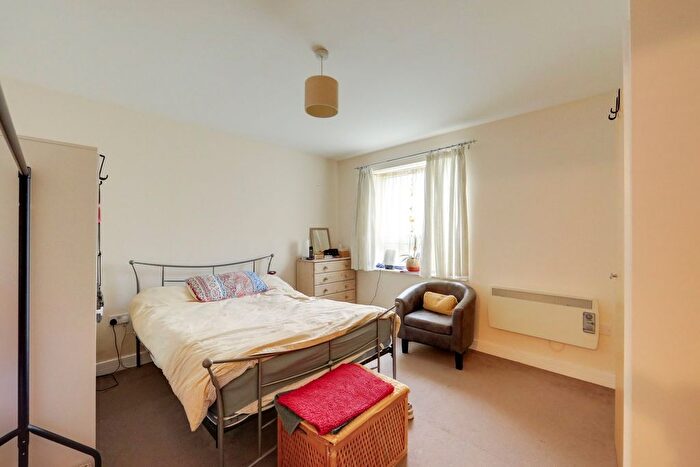 2 Bedroom Flat For Sale In Desvignes Drive, Hither Green, London, SE13