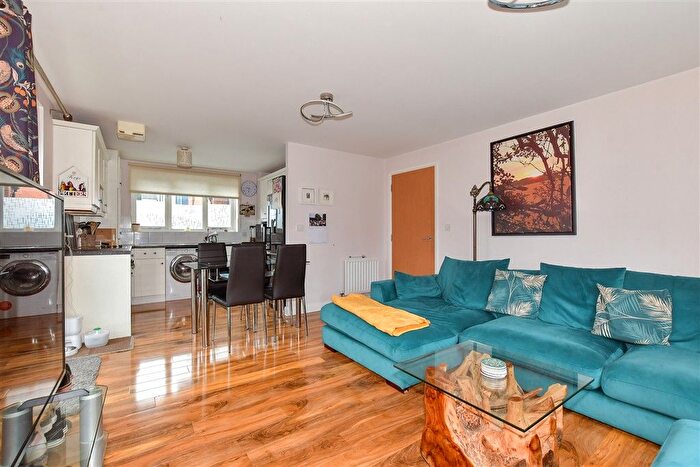 2 Bedroom Flat For Sale In George Stewart Avenue, Faversham, Kent, ME13