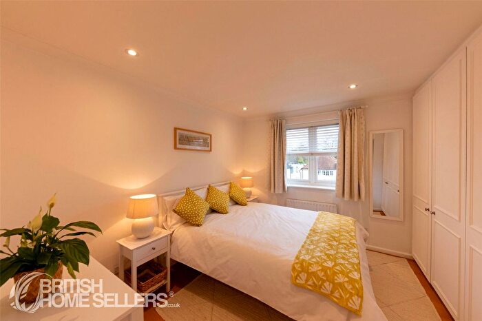 1 Bedroom Flat For Sale In Fitzroy Crescent, London, W4