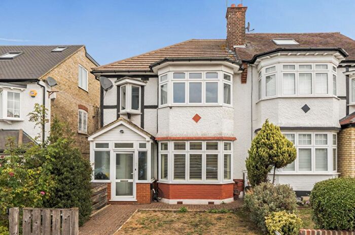 3 Bedroom Semi-Detached House For Sale In West Avenue, West Finchley, N3