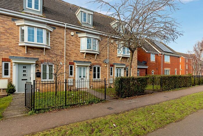 3 Bedroom Detached House To Rent In Epsom Close, Stevenage, Hertfordshire, SG1