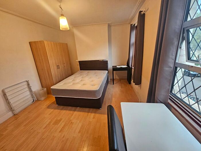 5 Bedroom Terraced House To Rent In Shepherd's Bush, London, W12