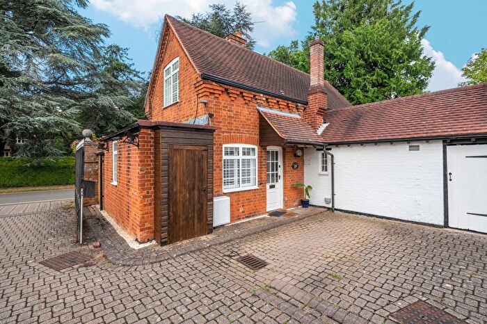 2 Bedroom Link Detached House For Sale In Copthorne Road, Rickmansworth, WD3