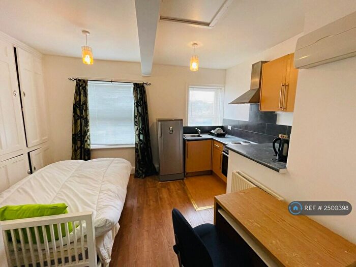 1 Bedroom Flat To Rent In Manchester Road, Huddersfield, HD4