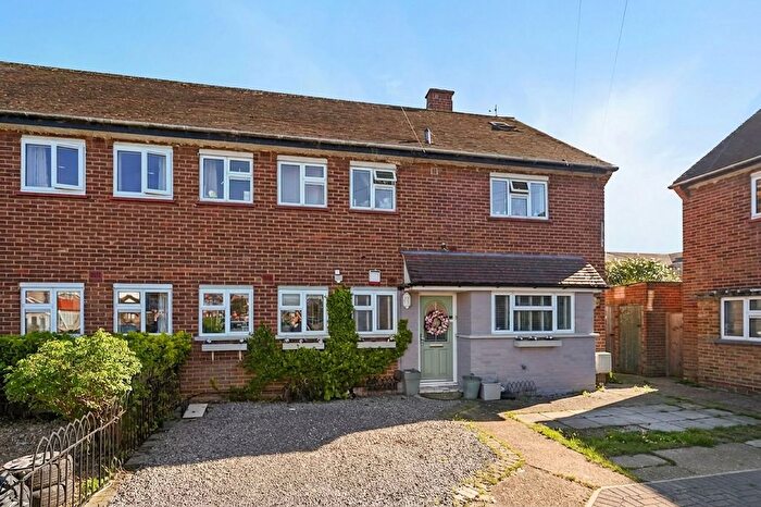 2 Bedroom Maisonette For Sale In Lynhurst Crescent, Uxbridge, UB10