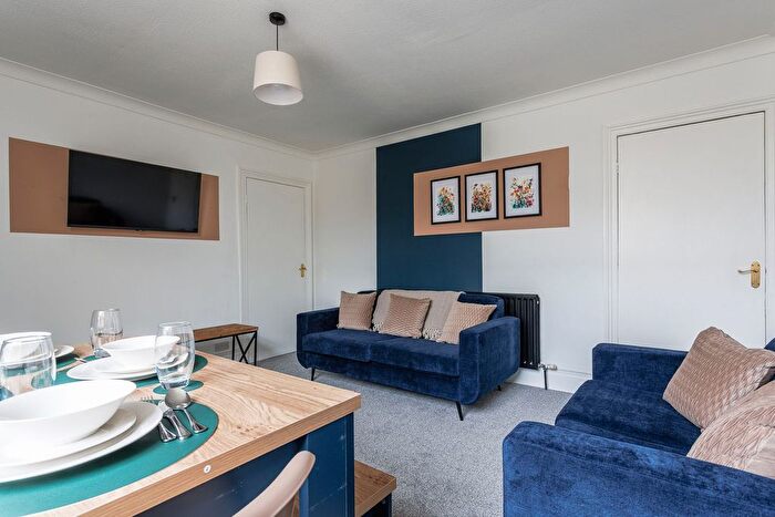 3 Bedroom Flat To Rent In Barnes, SR4