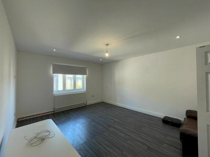 6 Bedroom Semi-Detached House To Rent In South Park Drive, Ilford, IG3