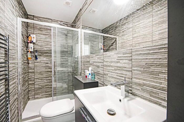 3 Bedroom Maisonette To Rent In The Vale, Cricklewood, London, NW11