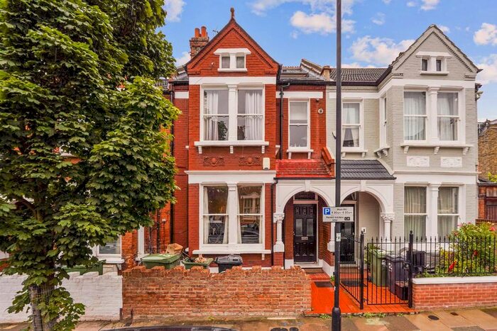 3 Bedroom Flat To Rent In Killyon Road, London, SW8