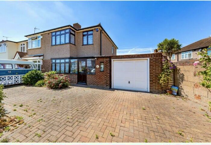 3 Bedroom Property To Rent In Guysfield Drive, Rainham, RM13