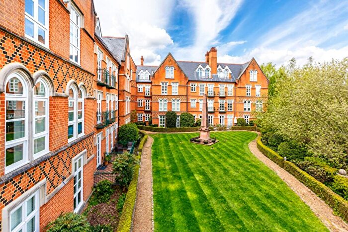 3 Bedroom Penthouse For Sale In Virginia Park, Virginia Water, GU25