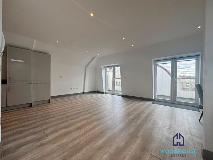 2 Bedroom Flat To Rent In Ballards Lane, London, N12