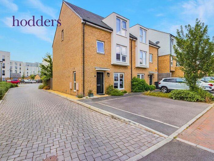 4 Bedroom Semi-Detached House To Rent In Surrey, KT15