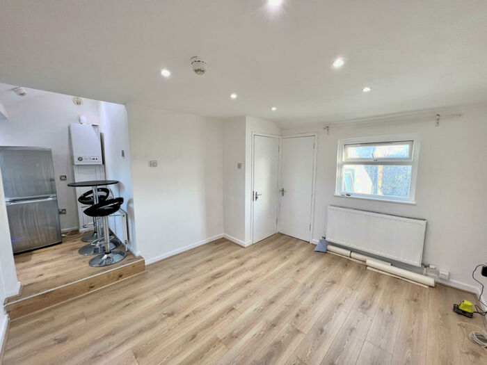 2 Bedroom Apartment To Rent In Egerton Crescent, Manchester, M20