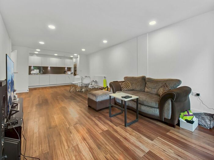 2 Bedroom Flat To Rent In Market Road, London, N7