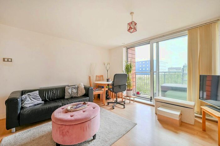 1 Bedroom Flat To Rent In Holland Gardens, Kew Bridge, Brentford, TW8