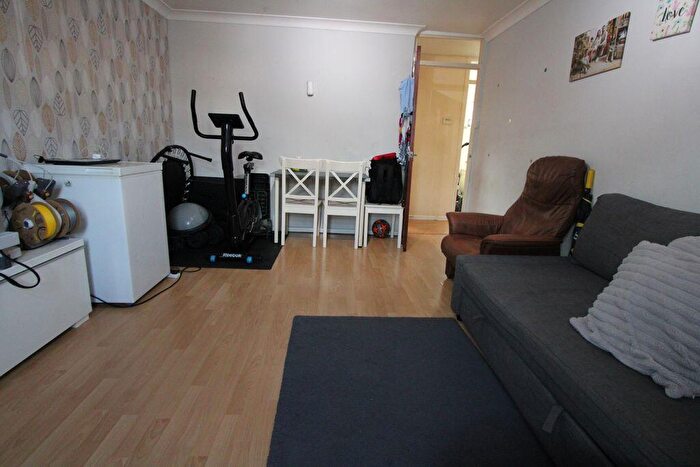 3 Bedroom Flat To Rent In Cox Lane, West Ewell, Surrey, KT19