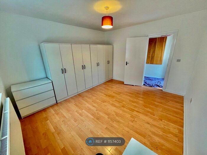 2 Bedroom Flat To Rent In The Fairway, London NW7