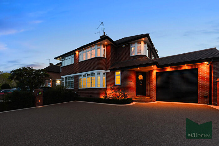 3 Bedroom Semi-Detached House For Sale In Lonsdale Drive, Oakwood, EN2