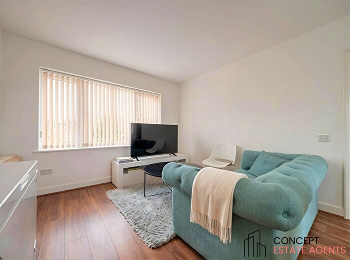 3 Bedroom Flat To Rent In London Road, Mitcham, Surrey, CR4