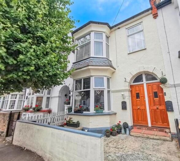 3 Bedroom Flat To Rent In Oakleigh Park Drive, Leigh On Sea, Essex, SS9